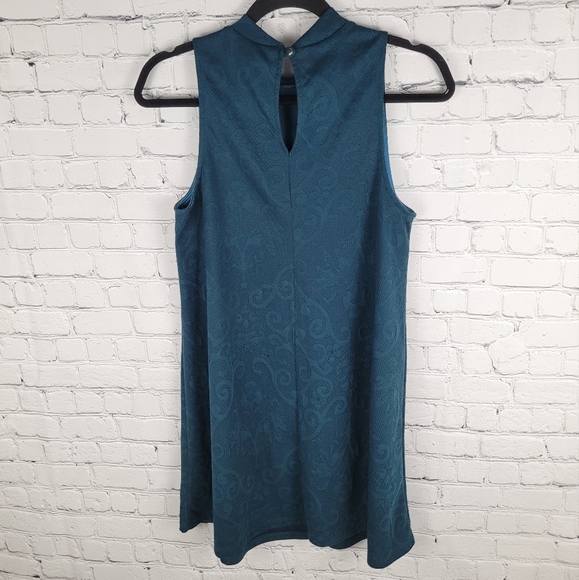 EVERLY | high neck sleeveless textured swirl design sheath mod shift mini dress - Picture 3 of 6